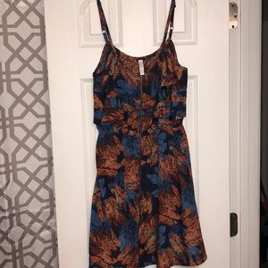 Ruffled feather patterned dress with zipper